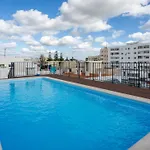 Апартаменты Brand New 2 Bdr Flat W/rooftop Pool By Lovelystay