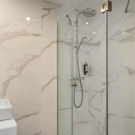 Brand New 2 Bdr Flat W/rooftop Pool By Lovelystay