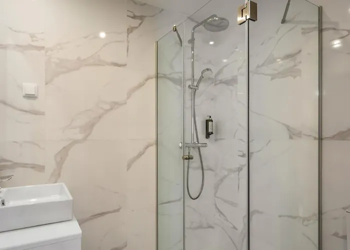 Brand New 2 Bdr Flat W/rooftop Pool By Lovelystay